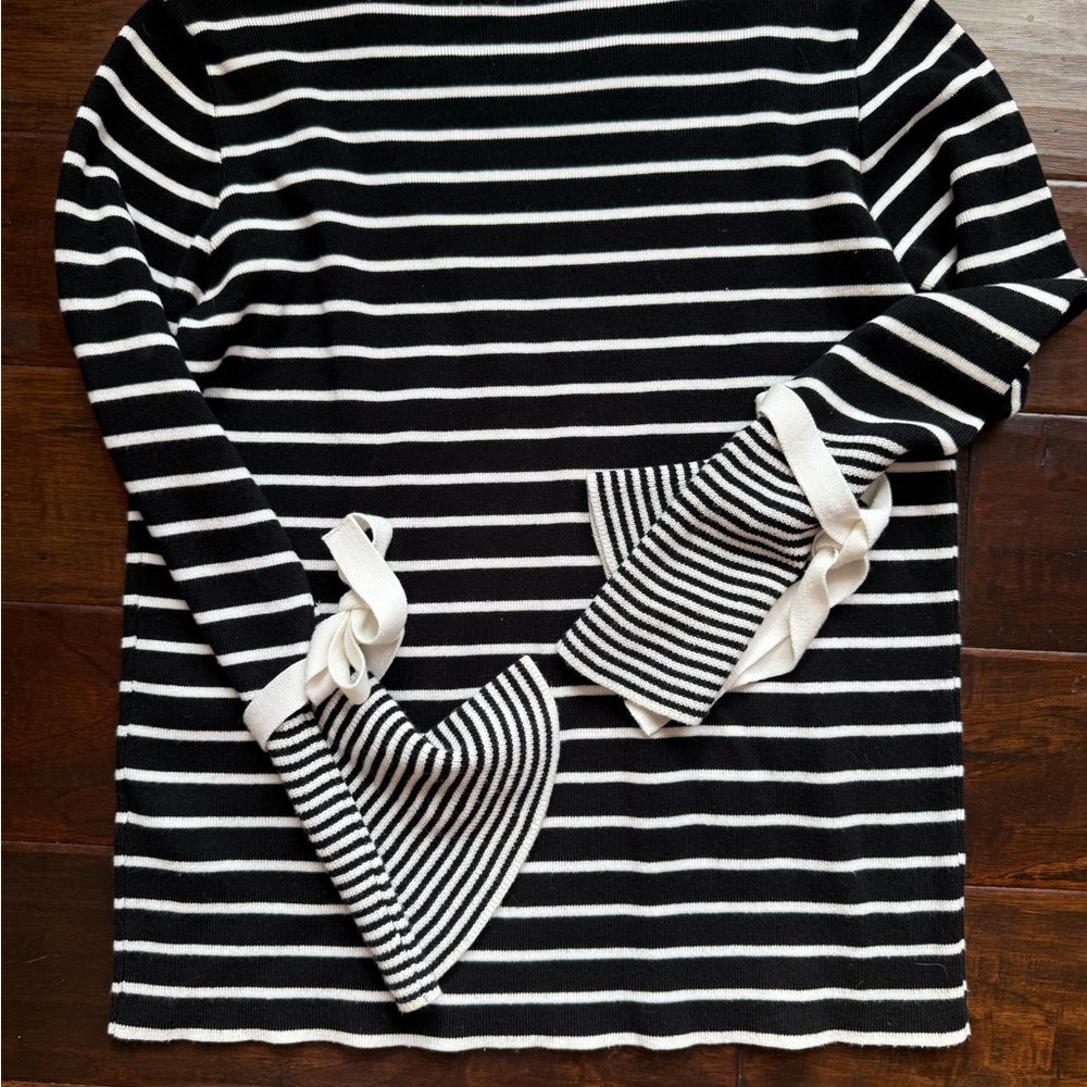 Molly Bracken Lightweight sweater with Bell Sleeves - Picture 4 of 4